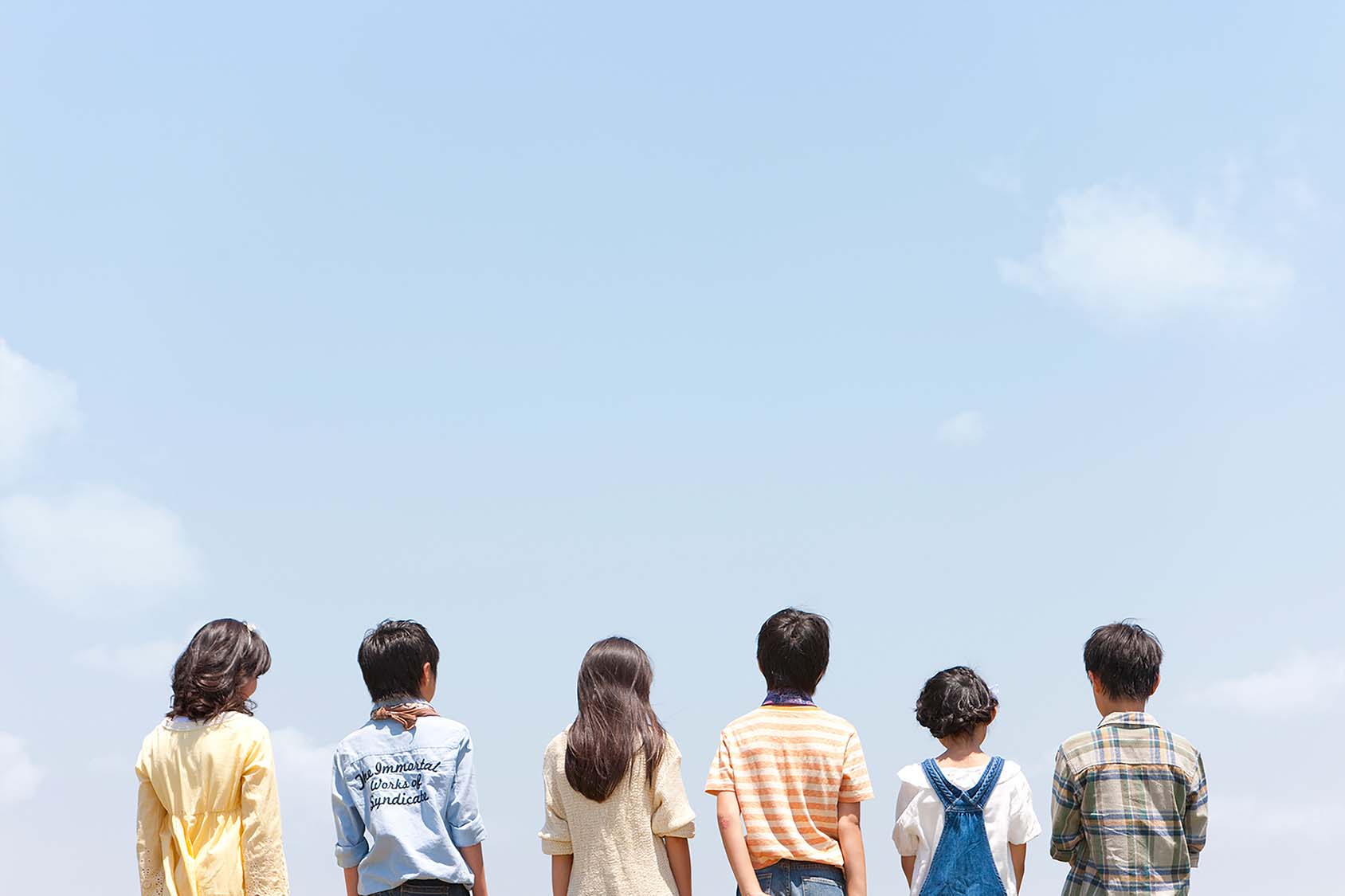 青空を見上げる子どもたち