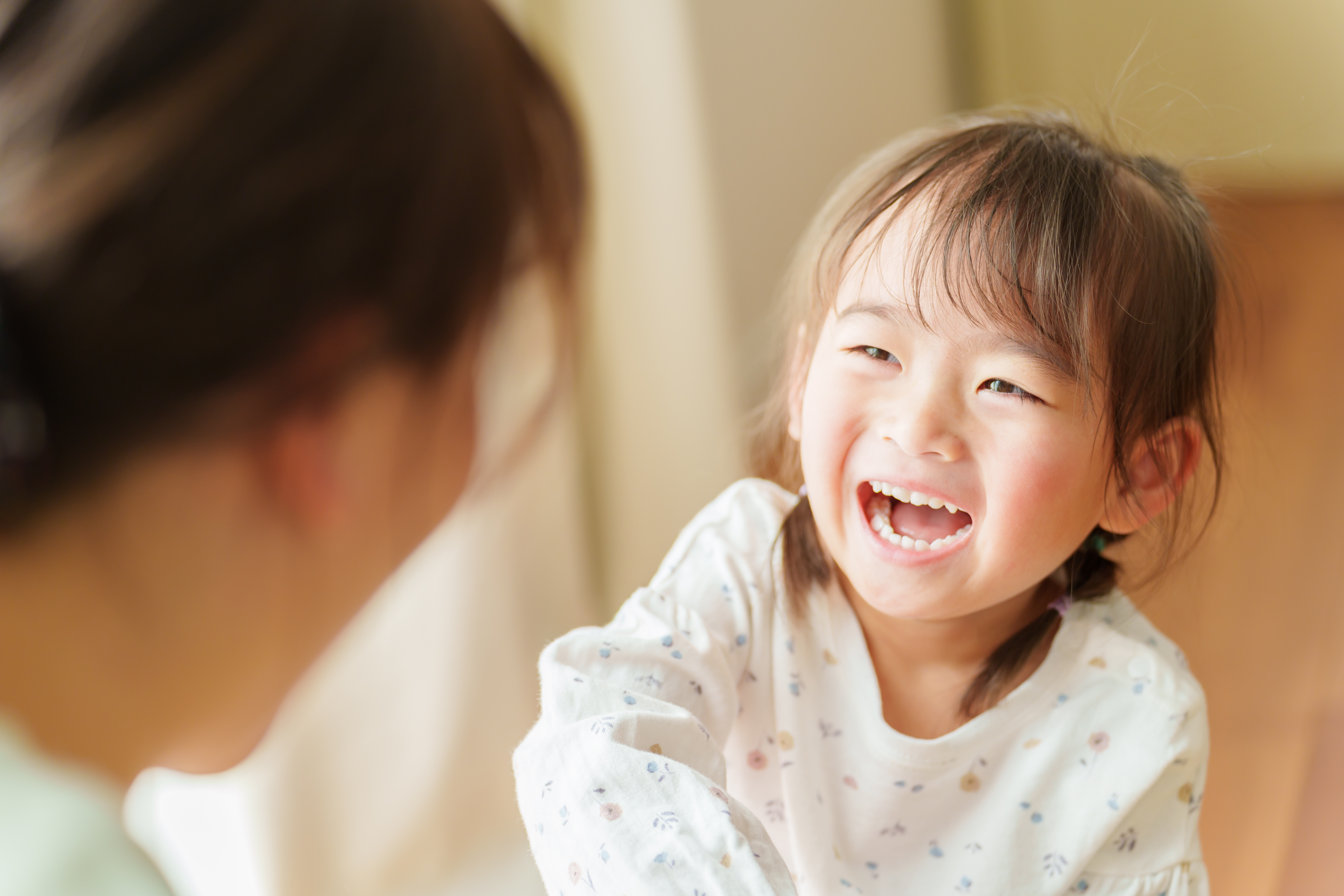子どもと保護者の笑顔の様子